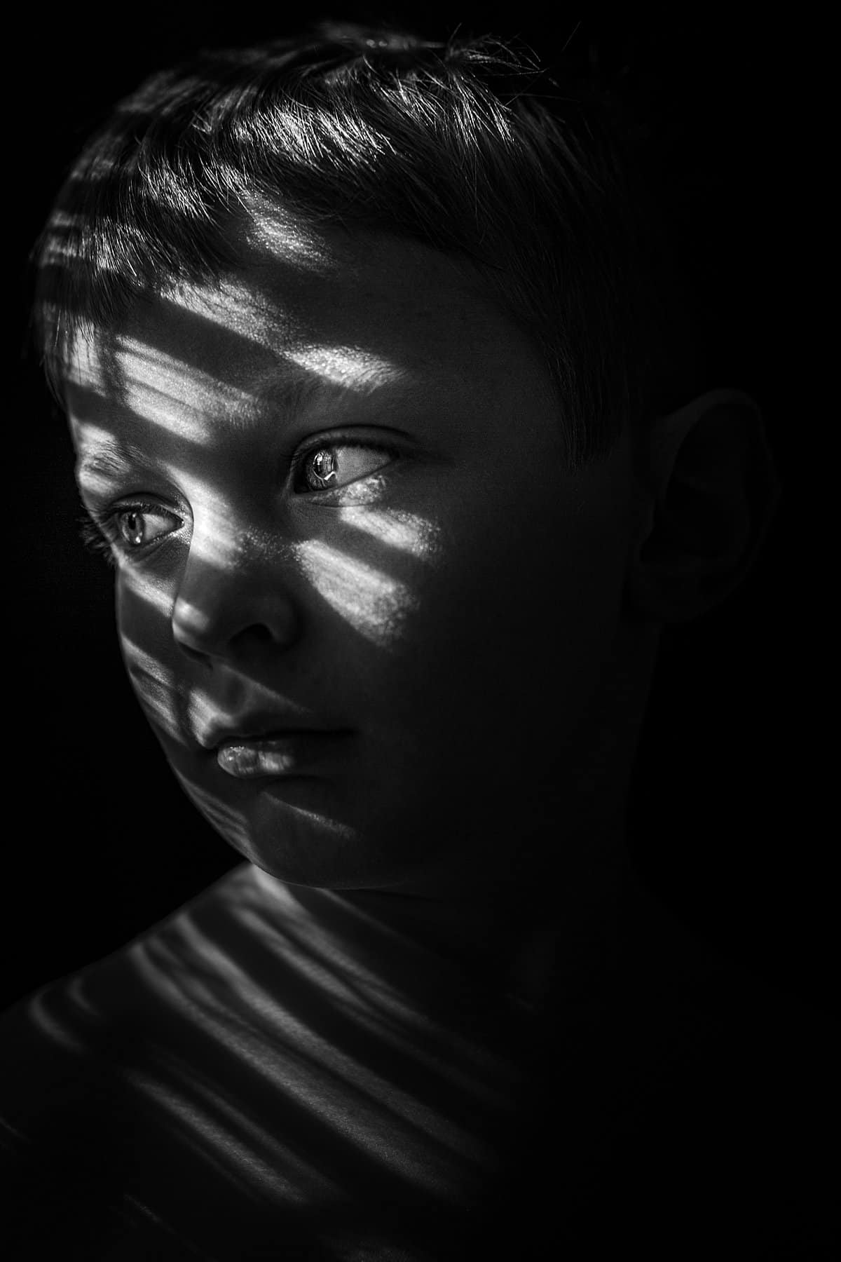 Documentary+child+photographer.+Black+and+white+portraits+of+young+blonde+haired+boy_0005